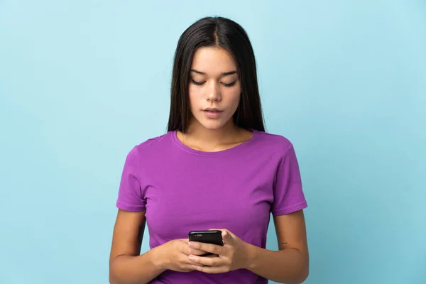 Adolescente Chica Aislado Rosa Fondo Utilizando Teléfono Móvil —  Fotos de Stock