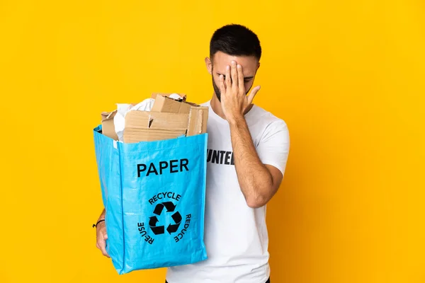 Mladý Běloch Drží Recyklační Sáček Plný Papíru Recyklaci Izolovaných Bílém — Stock fotografie