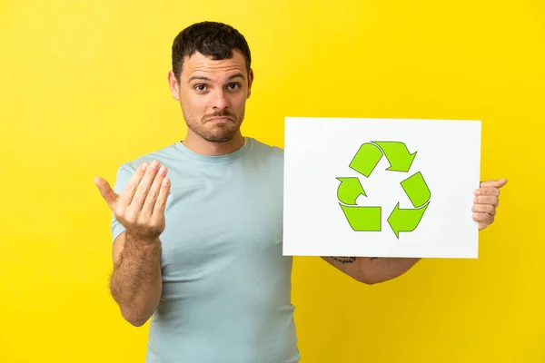 Brasileiro Sobre Fundo Roxo Isolado Segurando Cartaz Com Ícone Reciclagem — Fotografia de Stock