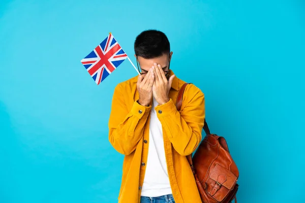 Mladý Běloch Drží Vlajku Spojeného Království Izolovanou Žlutém Pozadí Unaveným — Stock fotografie