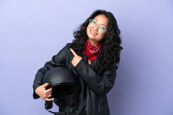 Jovem Mulher Asiática Com Capacete Motocicleta Isolado Fundo Roxo Apontando — Fotografia de Stock