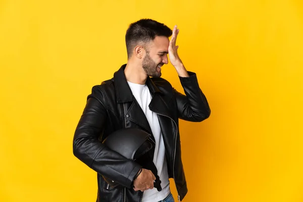 Junger Mann Mit Bart Und Motorradhelm Vor Gelbem Hintergrund — Stockfoto