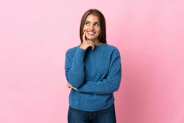 Mujer Uruguaya Joven Aislada Sobre Fondo Rosa Pensando Una Idea — Foto de Stock