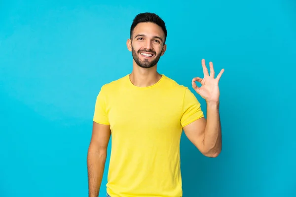 Mladý Kavkazský Muž Izolované Modrém Pozadí Ukazující Znamení Prsty — Stock fotografie