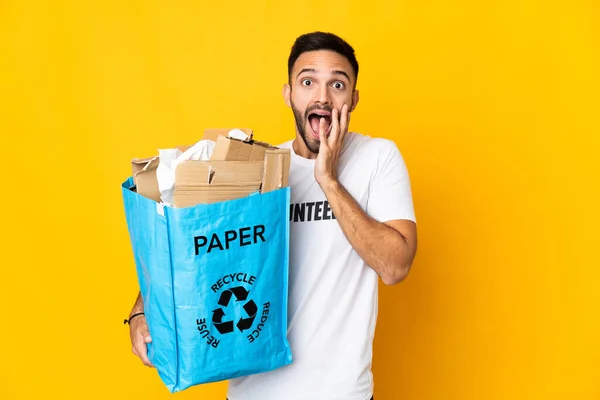 Mladý Běloch Drží Recyklační Sáček Plný Papíru Recyklaci Izolovaných Bílém — Stock fotografie