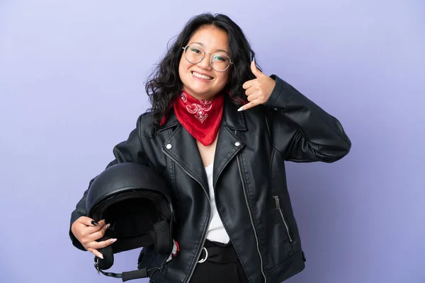 Jovem Mulher Asiática Com Capacete Motocicleta Isolado Fundo Roxo Fazendo — Fotografia de Stock