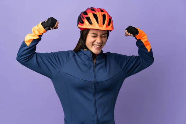 Genç Bisikletçi Kız Güçlü Bir Jest Yapıyor — Stok fotoğraf