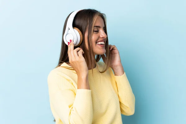 Mujer Uruguaya Joven Aislada Sobre Fondo Azul Escuchando Música Cantando — Foto de Stock