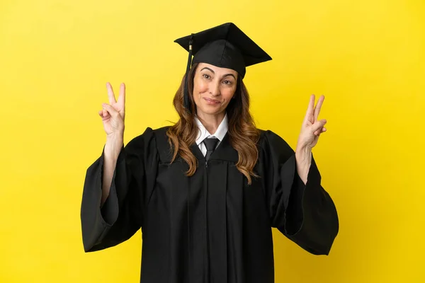 Laureato Universitario Mezza Età Isolato Sfondo Giallo Mostrando Segno Vittoria — Foto Stock