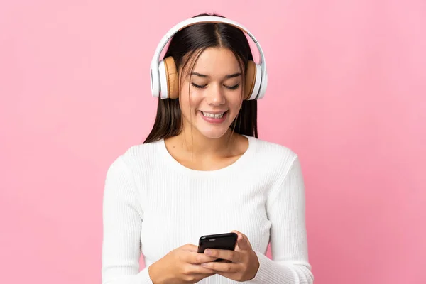 Adolescente Chica Aislado Fondo Azul Escuchar Música Mirando Móvil —  Fotos de Stock