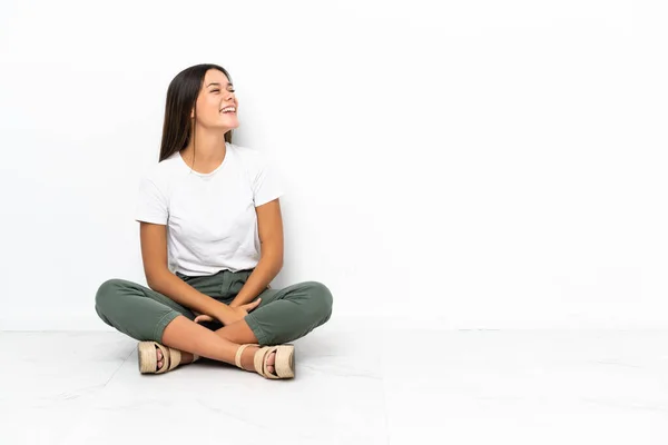 Adolescente Chica Sentada Suelo Riendo Posición Lateral — Foto de Stock