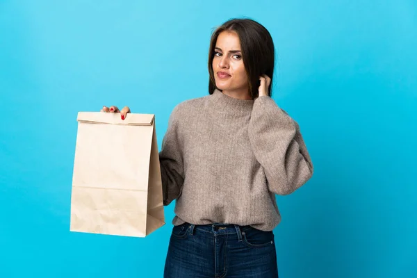 Frau Die Eine Tüte Mit Lebensmitteln Zum Mitnehmen Auf Blauem — Stockfoto
