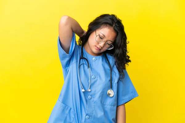 年轻外科医生 亚洲女人 黄种人背景 头颈酸痛 — 图库照片