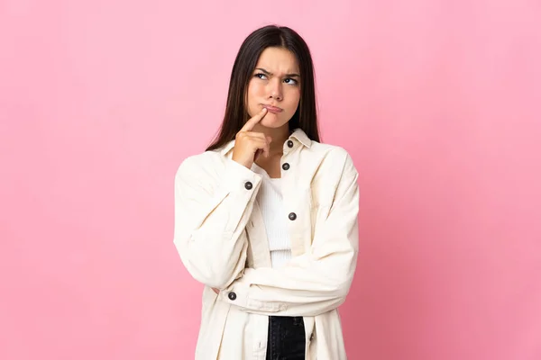 Tiener Meisje Geïsoleerd Roze Achtergrond Met Twijfels Denken — Stockfoto