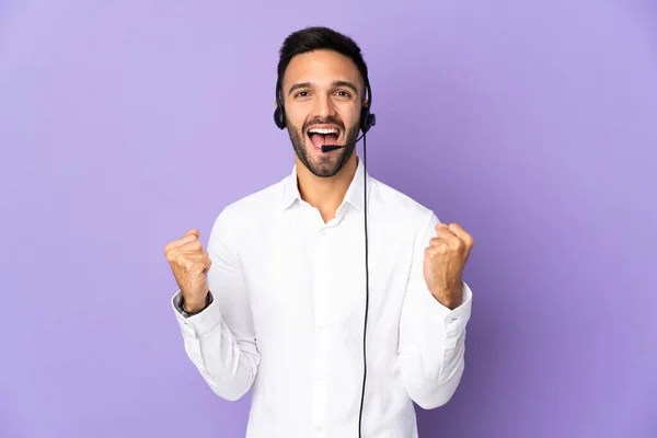 Telemarketer Mann Arbeitet Mit Einem Headset Isoliert Auf Lila Hintergrund — Stockfoto