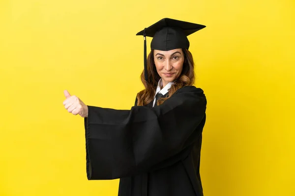Graduação Universitária Meia Idade Isolado Fundo Amarelo Dando Gesto Polegares — Fotografia de Stock