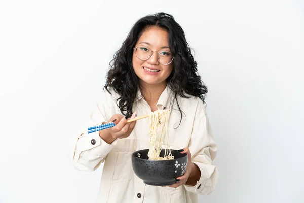 Jonge Aziatische Vrouw Geïsoleerd Witte Achtergrond Met Een Kom Noedels — Stockfoto
