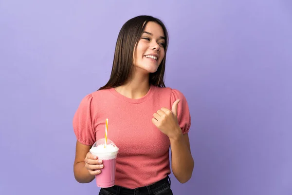 Chica Adolescente Sosteniendo Batido Fresa Apuntando Hacia Lado Para Presentar —  Fotos de Stock