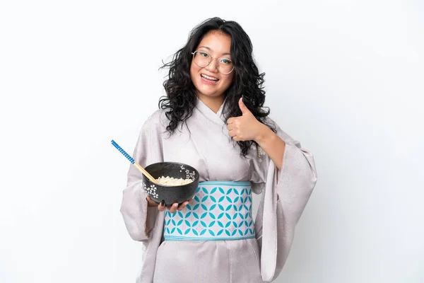 기모노를 여자는 젓가락으로 그릇을 있다가 뭔가좋은 이생겼기 때문에 배경에 떨어져서 — 스톡 사진