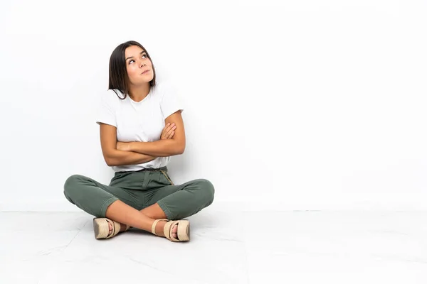 Chica Adolescente Sentada Suelo Haciendo Gestos Dudas Mientras Levanta Los — Foto de Stock