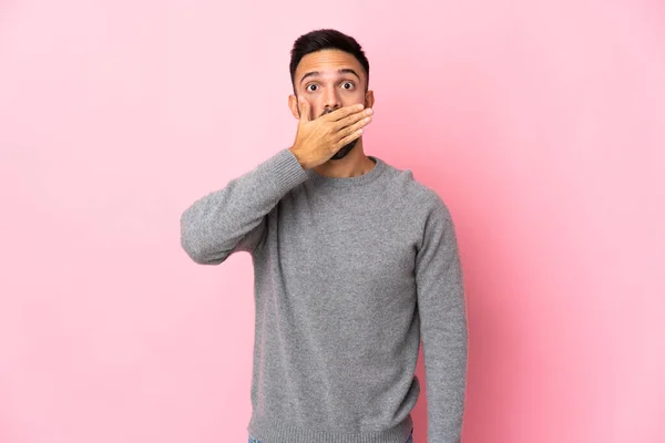 Young Caucasian Man Isolated Pink Background Covering Mouth Hand — Stock Photo, Image