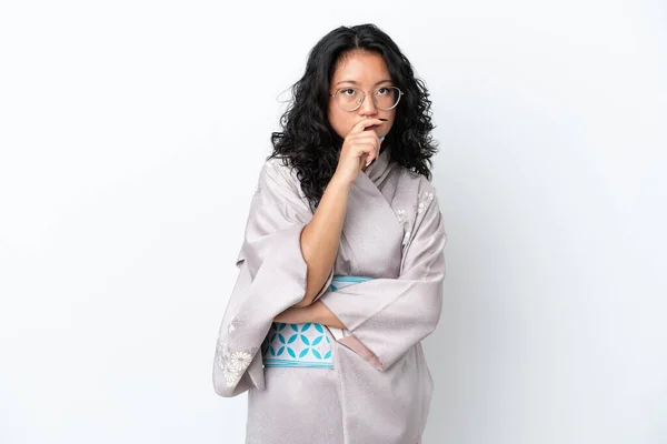 Joven Mujer Asiática Usando Kimono Aislado Sobre Fondo Blanco Teniendo —  Fotos de Stock