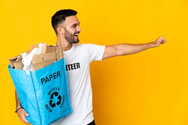 Mladý Kavkazský Muž Drží Recyklační Sáček Plný Papíru Recyklaci Izolovaných — Stock fotografie