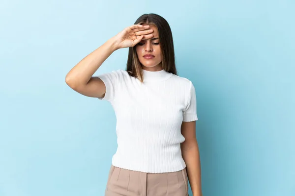 Mujer Uruguaya Joven Aislada Sobre Fondo Azul Con Expresión Cansada — Foto de Stock