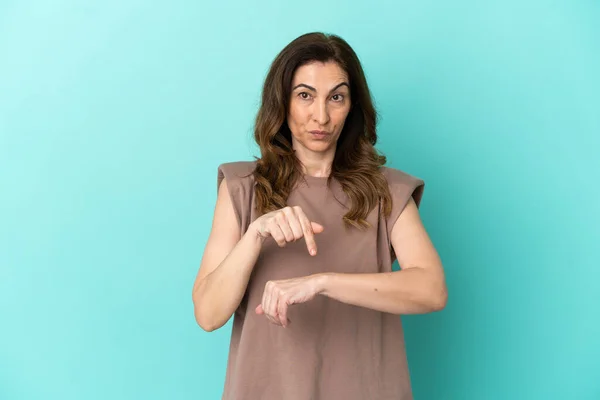 Middelbare Leeftijd Kaukasische Vrouw Geïsoleerd Blauwe Achtergrond Het Maken Van — Stockfoto