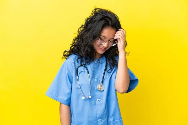 年轻的外科医生 亚洲女人 因黄色笑话而被隔离 — 图库照片