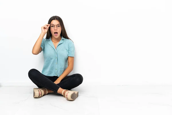 Adolescente Chica Sentada Suelo Con Gafas Sorprendida — Foto de Stock