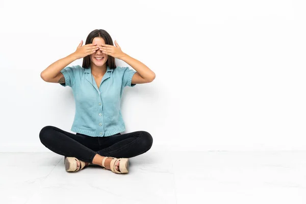 Adolescente Chica Sentada Suelo Cubriendo Los Ojos Por Las Manos — Foto de Stock