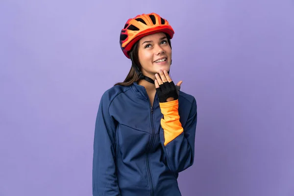 Tiener Fietser Meisje Kijken Omhoog Terwijl Glimlachen — Stockfoto