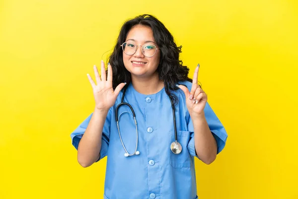 年轻外科医生 亚洲妇女 黄种人 手指七指 — 图库照片