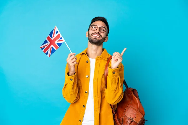 Jovem Caucasiano Segurando Uma Bandeira Reino Unido Isolado Fundo Amarelo — Fotografia de Stock