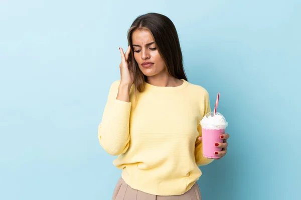 Mujer Uruguaya Joven Con Batido Fresa Aislado Sobre Fondo Azul —  Fotos de Stock