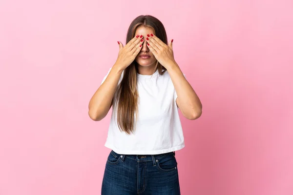 Jovem Uruguaia Isolada Sobre Fundo Rosa Cobrindo Olhos Pelas Mãos — Fotografia de Stock