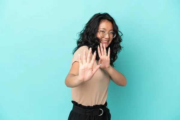 Giovane Donna Asiatica Isolato Sfondo Blu Nervoso Stretching Mani Fronte — Foto Stock