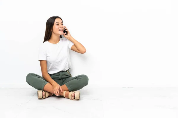 Chica Adolescente Sentada Suelo Manteniendo Una Conversación Con Teléfono Móvil — Foto de Stock