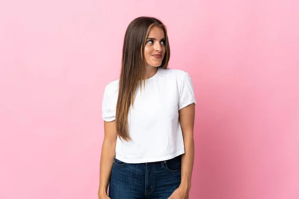 Mujer Uruguaya Joven Aislada Sobre Fondo Rosa Teniendo Dudas Mirar — Foto de Stock