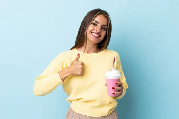 Mujer Uruguaya Joven Con Batido Fresa Aislado Sobre Fondo Azul —  Fotos de Stock