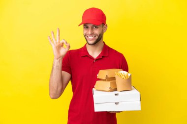 Pizza teslimatçısı, izole edilmiş arka planda pizza kutularını ve burgerleri topluyor.