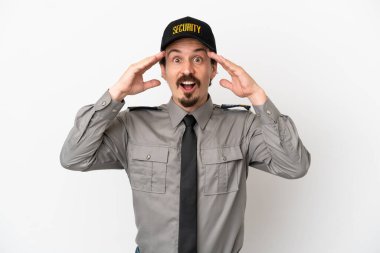 Beyaz arka planda sürpriz bir ifadeyle izole edilmiş beyaz bir güvenlik görevlisi.