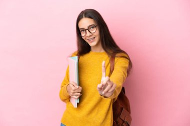 Tecrit edilmiş genç bir bayan öğrenci parmak kaldırıyor.