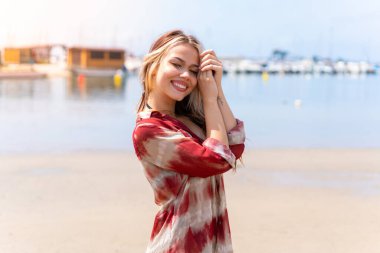 Yaz tatilinde kumsalda güzel sarışın bir kız.