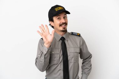 Beyaz arka planda izole edilmiş beyaz bir güvenlik görevlisi mutlu bir ifadeyle selamlıyor.