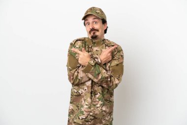 Beyaz arka planda izole edilmiş asker, taraftakilerin şüphelerine işaret ediyor.