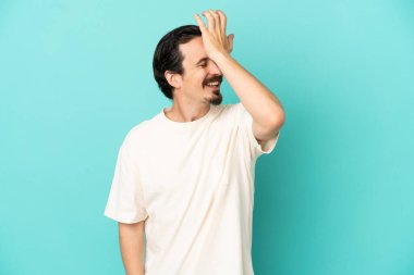 Mavi arka planda izole genç beyaz adam bir şey fark etti ve çözüme niyetlendi.