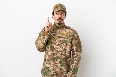 Beyaz arka planda izole edilmiş bir asker, bir fikrin suçluyu işaret ettiğini düşünüyor.