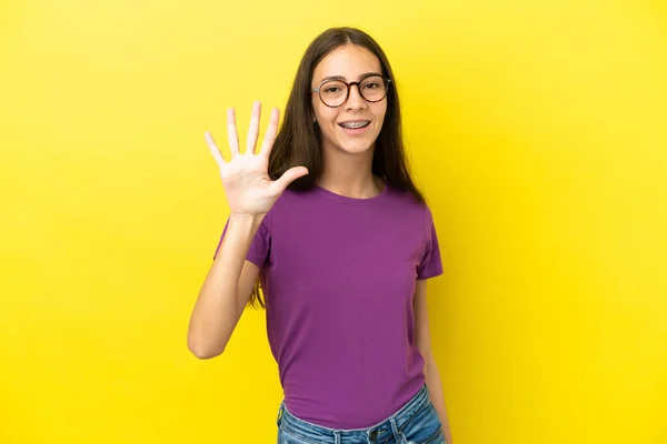 Νεαρή Γαλλίδα Απομονωμένη Κίτρινο Φόντο Μετρώντας Πέντε Δάχτυλα — Φωτογραφία Αρχείου